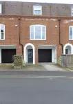 Immaculate Central Windsor Town House with Parking Hotels in Old Windsor