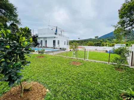 Villa De’Corrinna Отели в г. Pamijahan