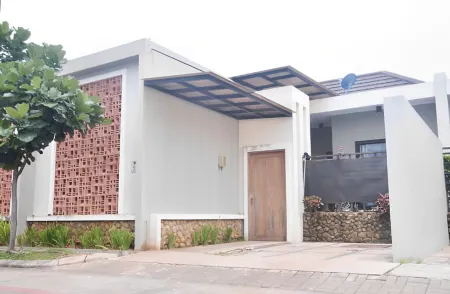 Cozy Villa with Private Pool at Villa Ubud Anyer Отели рядом с достопримечательностью «ZERO POINT BEACH ANYER»