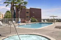 Days Inn by Wyndham Oceanside - Kolam Renang