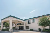 Super 8 by Wyndham Fort Worth Downtown South - parkir