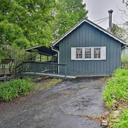 6 Mi to Grandfather Mtn: Lake Cottage w/ Deck