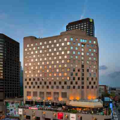 Doubletree by Hilton Montreal Hotel Exterior