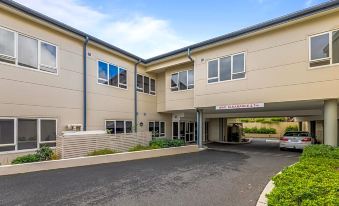 "a large building with a sign that reads "" mayberry 's "" prominently displayed on the front of the building" at Lithgow Workies Club Motel