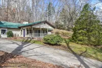 Pinners Compound- 4 Br Hot Tub Fire Pit Hotel dekat Lake Powhatan Recreation Area & Campground