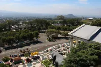 Pohon Inn Hotel - parking
