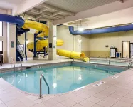 Baymont by Wyndham Jamestown Conference Center & Water Park - piscina