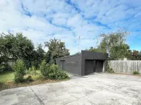 Beachside Compact Backyard Cabin near Mentone Hotels near Walter Galt Reserve Dog Off Leash Area