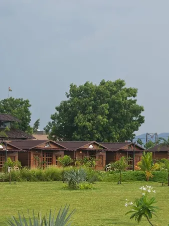 Nirvana Resort and Restaurant Отели рядом с достопримечательностью «Стейтью Оф Юнити»