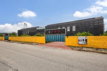 Buan Gyeokpo Some Hotel Отели рядом с достопримечательностью «Gwan-Eumbong»