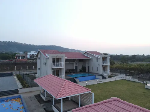 Isola Luxury Farm Suites Các khách sạn ở Gangavhare