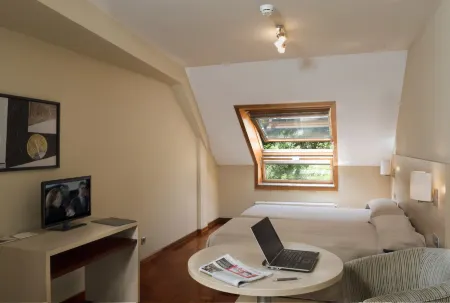 Apartamentos Portazgo Отели рядом с достопримечательностью «Anaco»