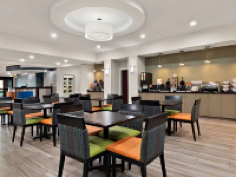 舒適套房酒店 巴斯特羅普縣酒店