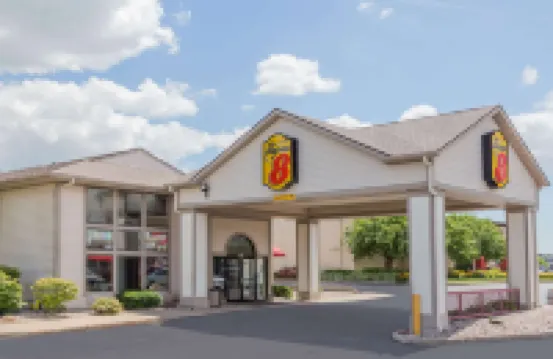 Super 8 by Wyndham Appleton Hotel di 