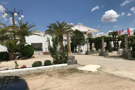 Hotel Restaurante Santa Cruz Отели в г. Вальдепеньяс