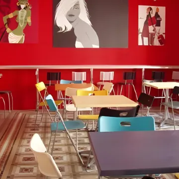 Red Nest Hostel Отели рядом с достопримечательностью «Центральный рынок Валенсии»