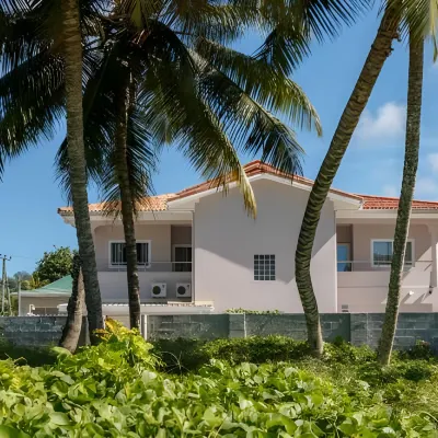 Shanaz Beachside Retreat 鄰近安塞羅亞萊沙灘的酒店