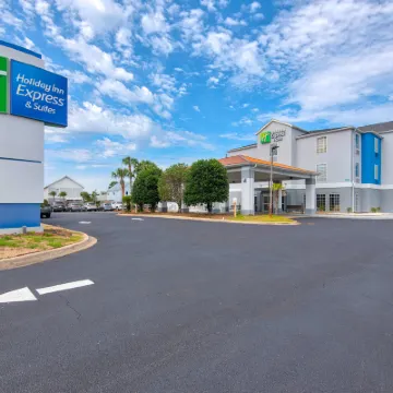 Holiday Inn Express & Suites DESTIN E - COMMONS MALL AREA by IHG Hotels near Destin Commons