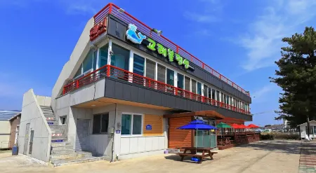 Yeongdeok Whale Bull Pension Отели рядом с достопримечательностью «Koraebul-haesuyokchang»