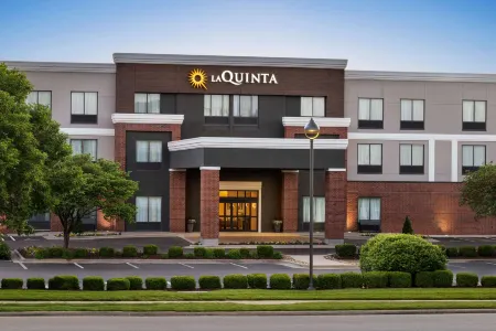 La Quinta Inn & Suites by Wyndham Springfield Airport Plaza