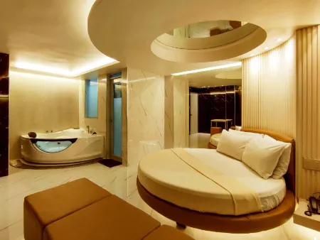 One Serenata Hotel Bacao Отели рядом с достопримечательностью «Island Cove Resort»