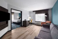 La Quinta Inn & Suites by Wyndham Greensboro NC - 2-Star