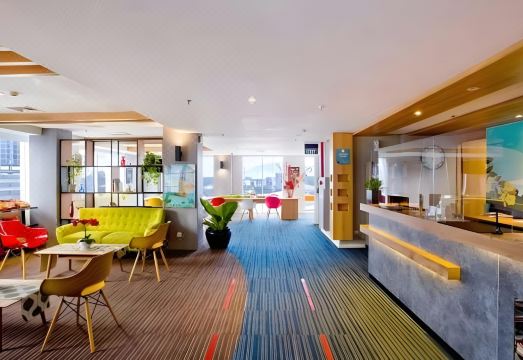 5. 데카 호텔 수라..