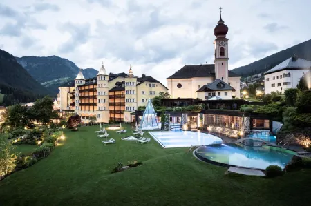 Adler Spa Resort Dolomiti Отели в г. Colfosco