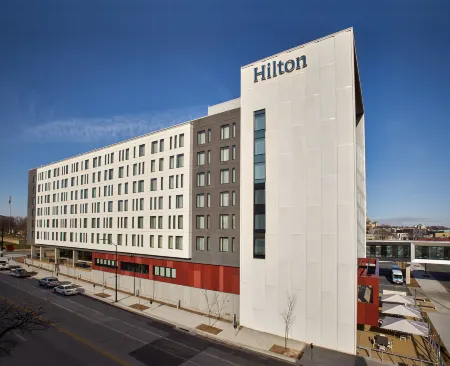 Hilton des Moines Downtown Отели рядом с достопримечательностью «Грэйтер Де-Мойн Ботаникал Гарден»