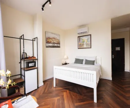 9 Hostel and Suites