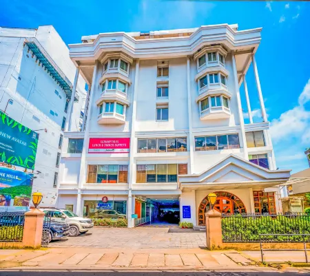 Hotel Abad Plaza Отели рядом со станцией Ernakulam Jn