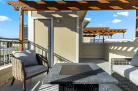 3 Story Townhouse in walking distance to Arlington's Entertainment District