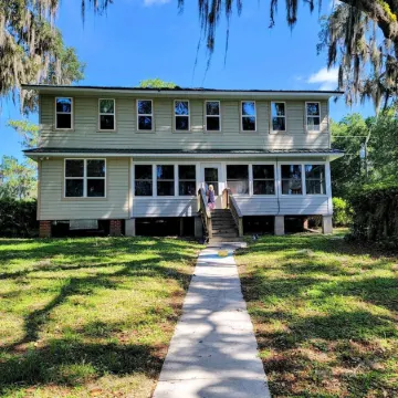 Kingsley Lake Home w wide lawn, dock, central air, 4 kayaks.  Near Camp Blanding
