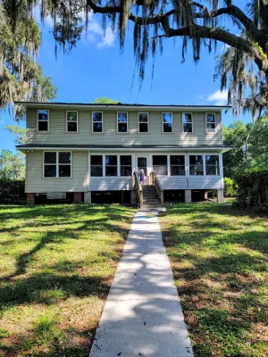 Kingsley Lake Home w wide lawn, dock, central air, 4 kayaks.  Near Camp Blanding