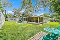 Spacious Modern Madeira Beach Home 4B - 2BA 케네스 애덤스 공원 주변 호텔