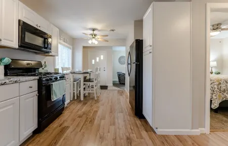 Betz Bungalow - Norton Shores Отели в г. Нортон Шорс