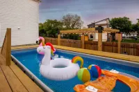 Pool-MovieTheater-KING BED & 5 minutes from the Alamodome & Riverwalk