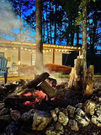 Charming Summer Getaway 3-bedroom house in enchanting Mount Ida with WiFi, AC