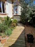 Charming cottage with terrace and garden view, 500 m from the beach. Hotel a Ouistreham