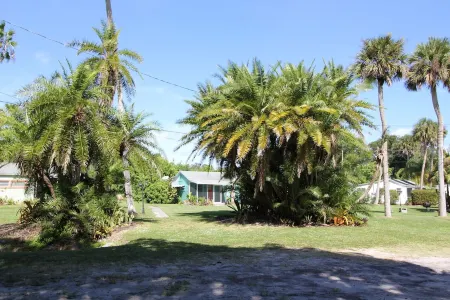 Indian River Lagoon Waterfront Cottages, Cottage #4 The Flounder, I Brm King Отели в г. Сейнт Луси