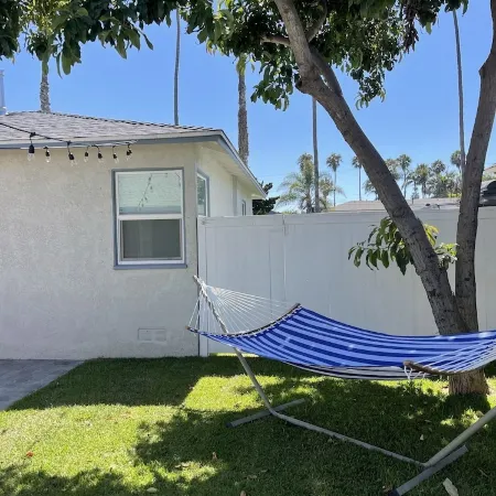 2 bed 2 bath 3 blocks from water! Sleeps 6 - Dog Run!