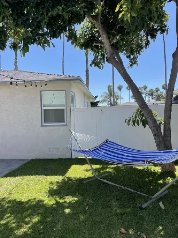 2 bed 2 bath 3 blocks from water! Sleeps 6 - Dog Run!