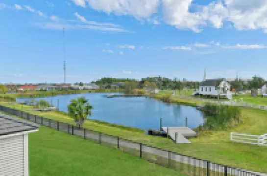 Artistic & Charming 2-bedroom house on quiet lake near NASA and Galveston