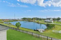 Artistic & Charming 2-bedroom house on quiet lake near NASA and Galveston