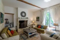 The blue shutters in Maillane Hôtels à : Maillane