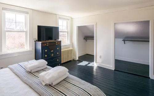 WALK to BEACH/CLIFF WALK! Fantastic Location! Newport so close! Pets OK! Deck!