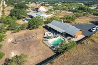 Moon River/Fenced Pool, Close to Golf and Frio, Volleyball, No Bunks, FREE FRIO