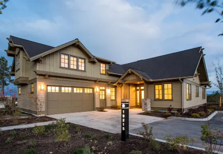 Bend's Best! Park ~ resort pool + amenities ~ fitness ~ golf~ hot tub ~ W/D ~ 🐶