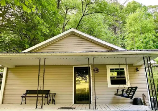 Cozy Creekside Cottage with Skiing & Hiking Nearby
