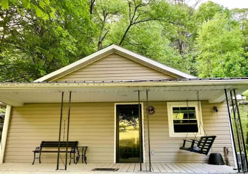 Cozy Creekside Cottage with Skiing & Hiking Nearby